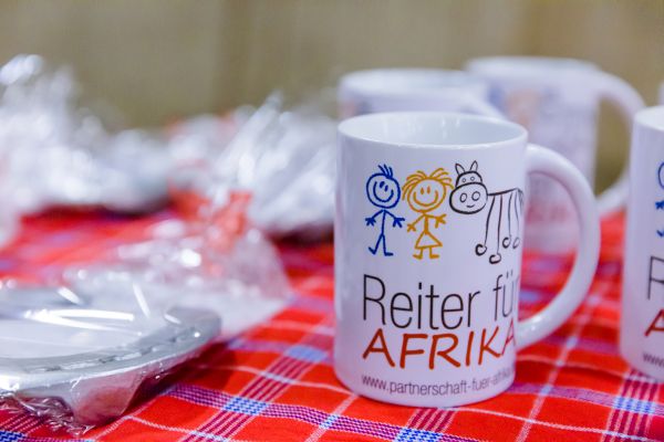 Die Tassen von Reiter für Afrika