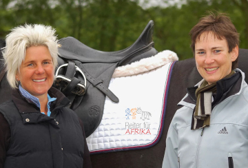 Uta Gräf und Friederike Heidenhof mit der Reiter für Afrika-Schabracke